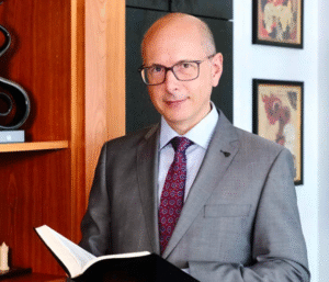 Contact Person of Rechtsanwalt und Notar Ulrich Holzer: Ulrich Holzer